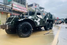 Quân đội điều xe thiết giáp giải cứu người dân bị cô lập