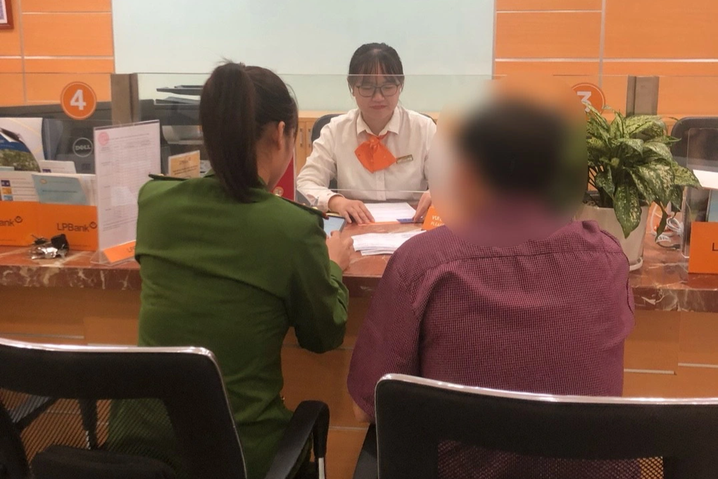 Kịp thời ngăn người đàn ông chuyển 400 triệu đồng cho các đối tượng lừa đảo - 1 Kịp thời ngăn người đàn ông chuyển 400 triệu đồng cho các đối tượng lừa đảo - 1