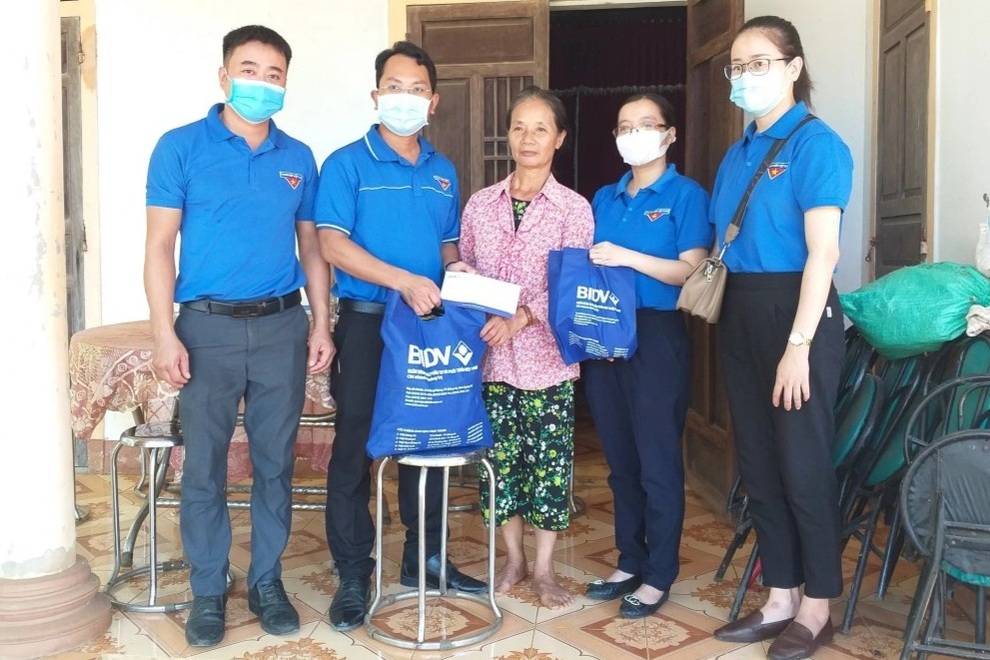 Trao tặng gần 100 suất quà đến cựu TNXP có hoàn cảnh khó khăn, neo đơn - 2 Trao tặng gần 100 suất quà đến cựu TNXP có hoàn cảnh khó khăn, neo đơn - 2