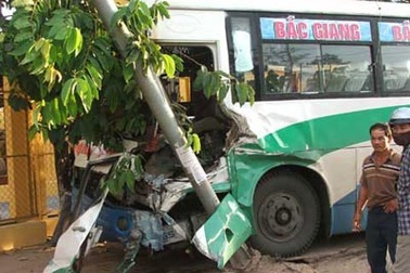 Xe khách đâm xe tải, hàng chục người suýt chết 