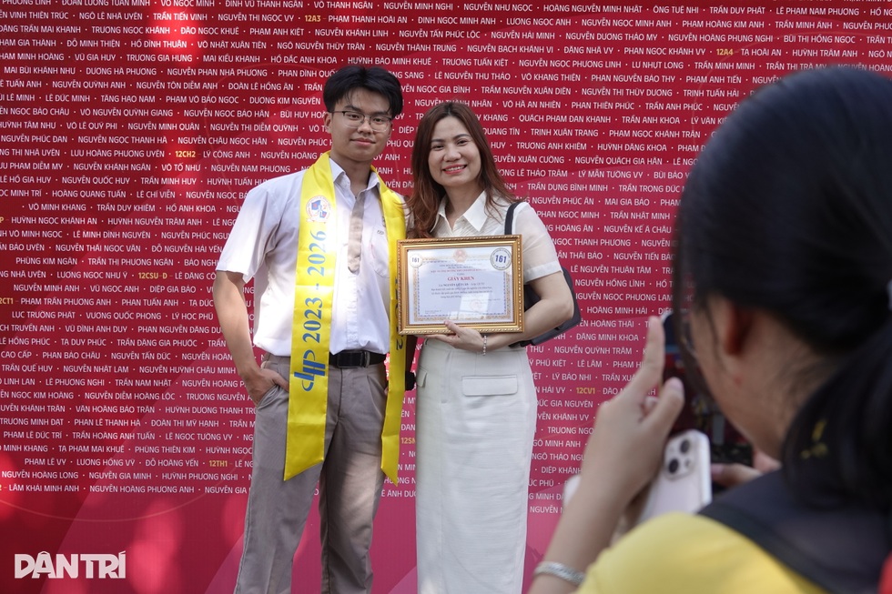 Học sinh cuối cấp rơi nước mắt ngày tổng kết, kể những đêm học đến 2h - 6