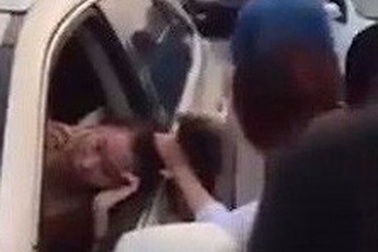 Thấy xe của mình trên phố, vợ lao vào đánh tình địch, chồng trốn chạy