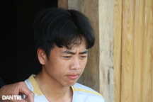 Xót cảnh anh trai mồ côi dành hết học bổng để sửa nhà cho em