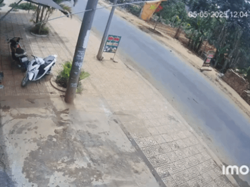 Xe máy và người trượt dài trên đường sau va chạm với taxi - 2 Xe máy và người trượt dài trên đường sau va chạm với taxi - 2