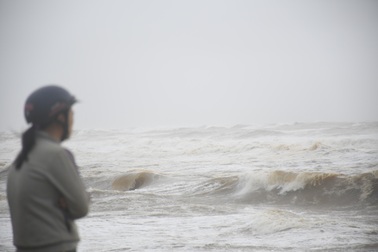 Bão số 6 diễn biến phức tạp, Quảng Ngãi cho học sinh nghỉ học ngày 12/10