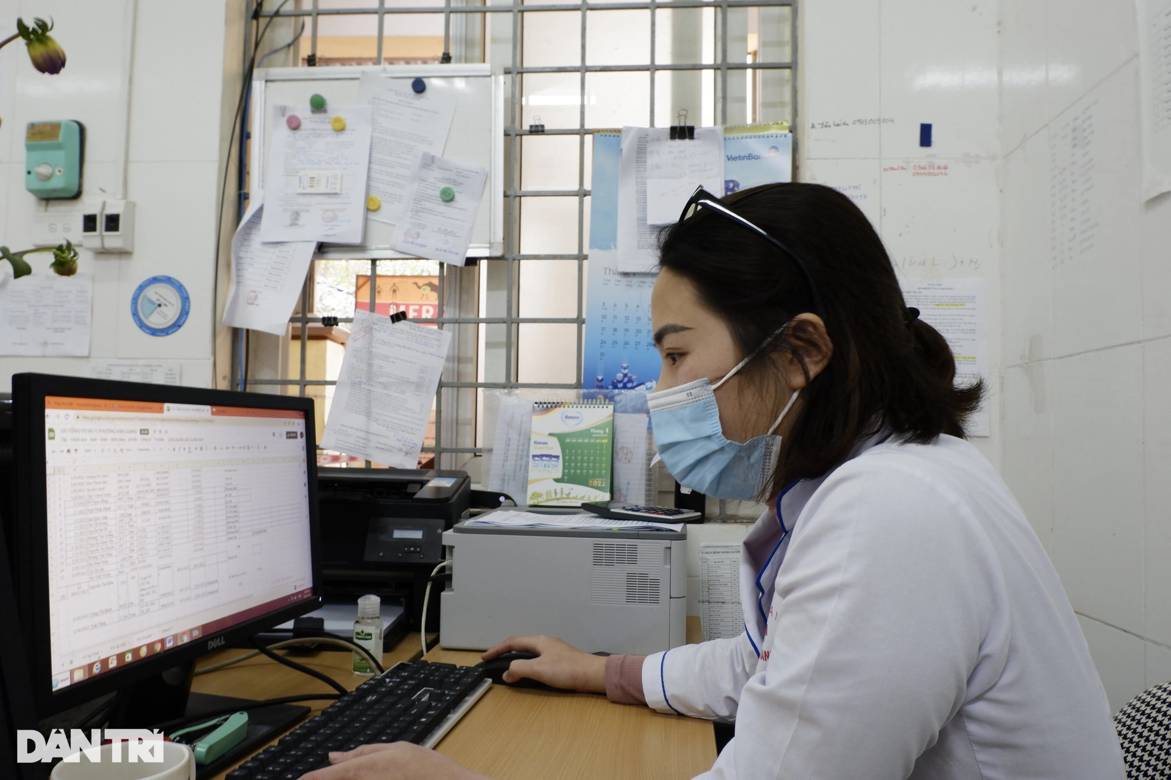 Sức nóng bên trong trạm y tế quận cam ở Hà Nội - 7