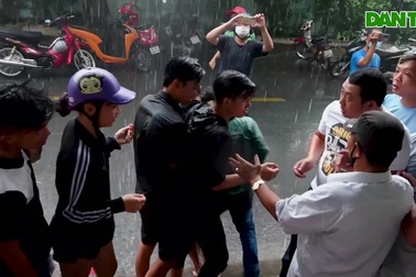 Hàng chục thanh niên hò hét, tranh giành tiền cúng cô hồn