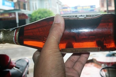 Phát hiện chai bia dán nhãn Halida có “vật thể lạ”   