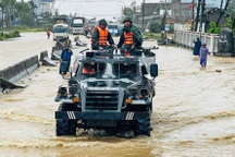 Xe thiết giáp vượt nước xiết đưa lương thực đến người dân vùng lụt