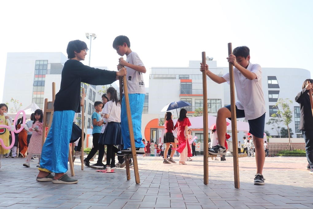 Học sinh tái hiện không gian mùa xuân khắp 5 châu - 6 Học sinh tái hiện không gian mùa xuân khắp 5 châu - 6