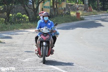 Chở khách vượt ngọn núi cao nhất miền Tây, kiếm tiền triệu mỗi ngày