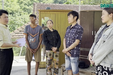 Báo Dân trí trao tiền ủng hộ tới các hộ dân chịu ảnh bão Bualoi tại Nghệ An