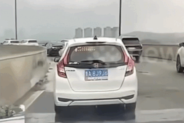 Ô tô bốc cháy dữ dội sau khi đi qua vũng nước đọng trên đường