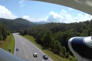 Khoảnh khắc máy bay gặp sự cố hạ cánh khẩn cấp xuống đường cao tốc