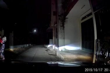 Sốc khoảnh khắc mẹ chở con ngã ra đường, ngay trước mũi xe ô tô