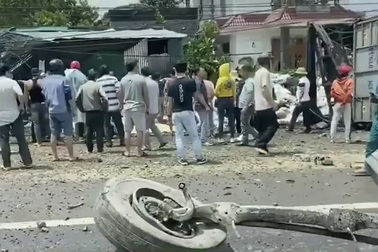 Hiện trường ghi lại sau vụ tai nạn lật xe kinh hoàng