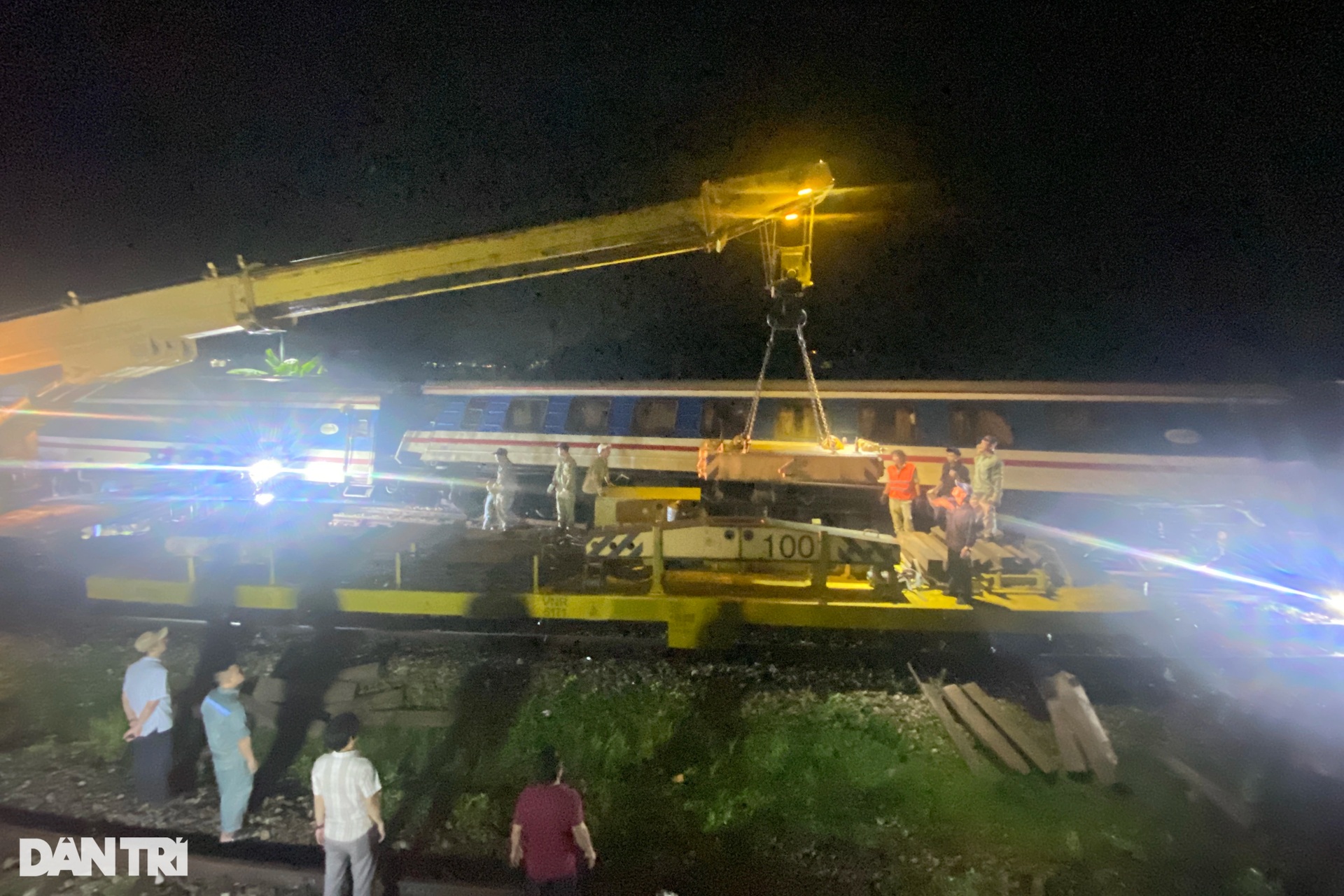 Hiện trường cứu hộ tàu khách bị trật bánh, lật nghiêng ở đèo Hải Vân - 7 Hiện trường cứu hộ tàu khách bị trật bánh, lật nghiêng ở đèo Hải Vân - 7