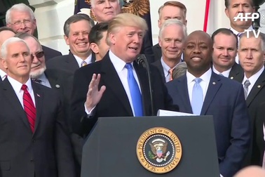 Ông Trump ăn mừng chiến thắng thông qua luật thuế giúp người giàu càng giàu