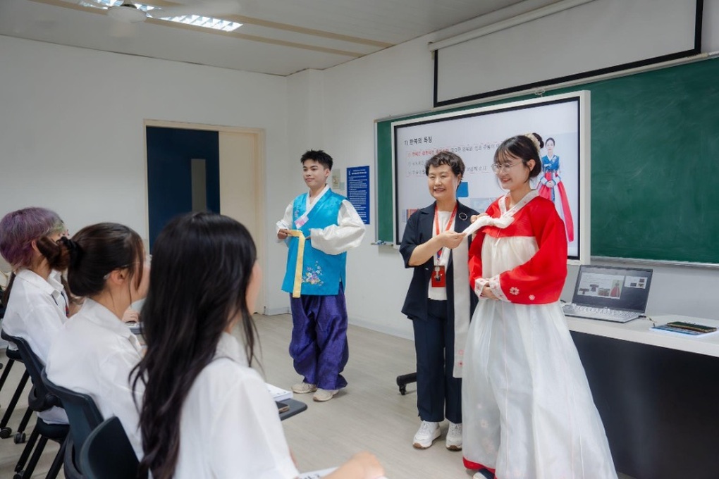 10 năm xây dựng ngành ngôn ngữ Hàn của tiến sĩ Hàn Quốc tại Trường Đại học Thăng Long - 2 10 năm xây dựng ngành ngôn ngữ Hàn của tiến sĩ Hàn Quốc tại Trường Đại học Thăng Long - 2
