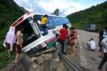 Xe lật trên đèo, hàng chục hành khách thoát nạn