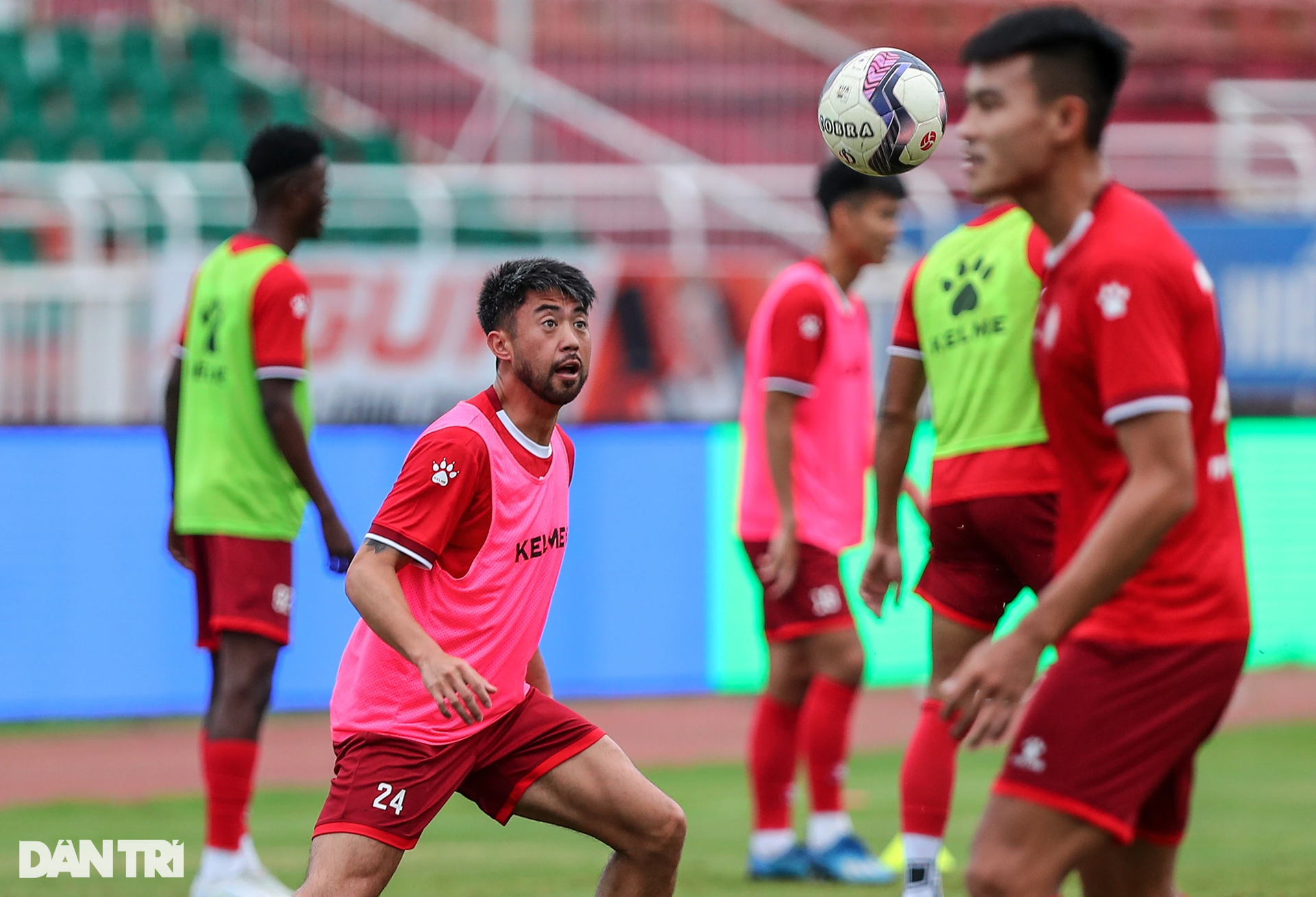 Lee Nguyễn bị đồng đội phạt chống đẩy trong buổi tập ở CLB TPHCM - 5 Lee Nguyễn bị đồng đội phạt chống đẩy trong buổi tập ở CLB TPHCM - 5