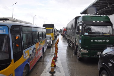 Tài xế đòi thối lại 100 đồng, BOT Ninh An ở Khánh Hòa xả trạm