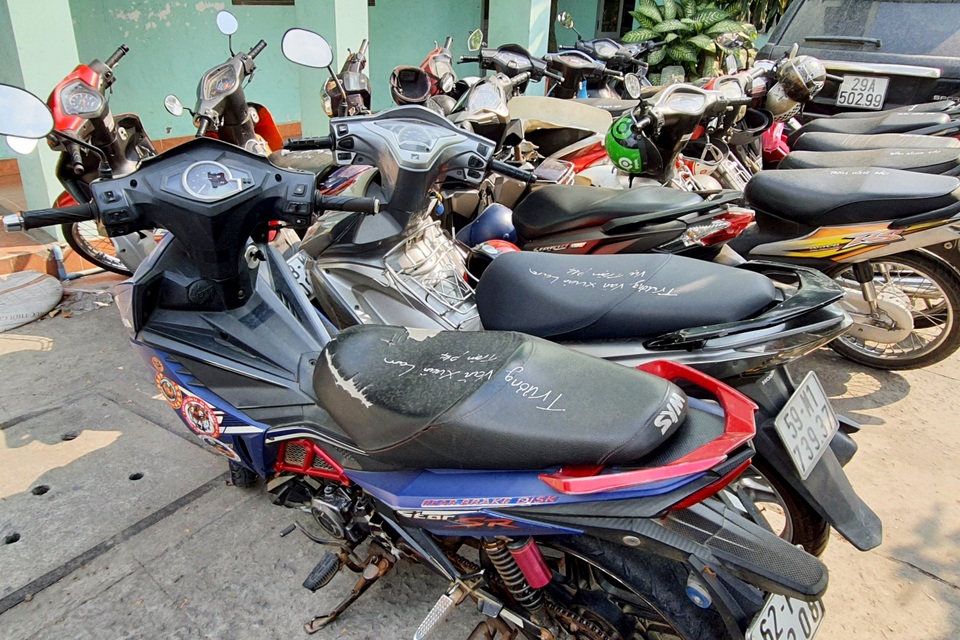 Tên trộm 2 lần đột nhập nhà giám đốc ngân hàng lấy gần 1 tỷ đồng - 4 Tên trộm 2 lần đột nhập nhà giám đốc ngân hàng lấy gần 1 tỷ đồng - 4