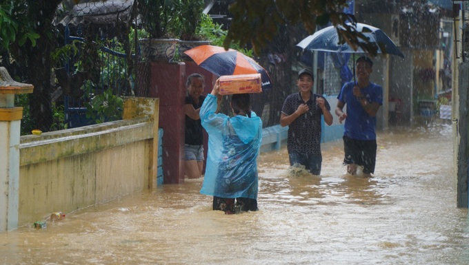 Chủ động ứng phó với diễn biến của áp thấp nhiệt đới và mưa lũ tại Trung Bộ - Ảnh 1.