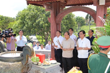 Thủ tướng dâng hương tri ân các liệt sĩ tại Thành cổ Quảng Trị