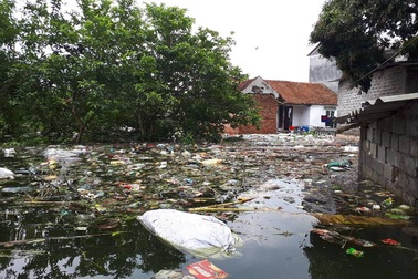 Kinh hoàng “biển rác” bủa vây người dân ngoại thành Hà Nội sau mưa lũ