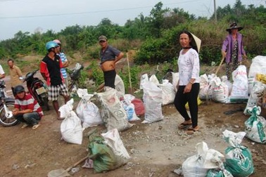 Gần trăm người dân đòi lấp cống xả nước của công ty Sonadezi