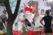 Xác minh clip người đàn ông cầm ghế đánh tới tấp vào đầu cô gái