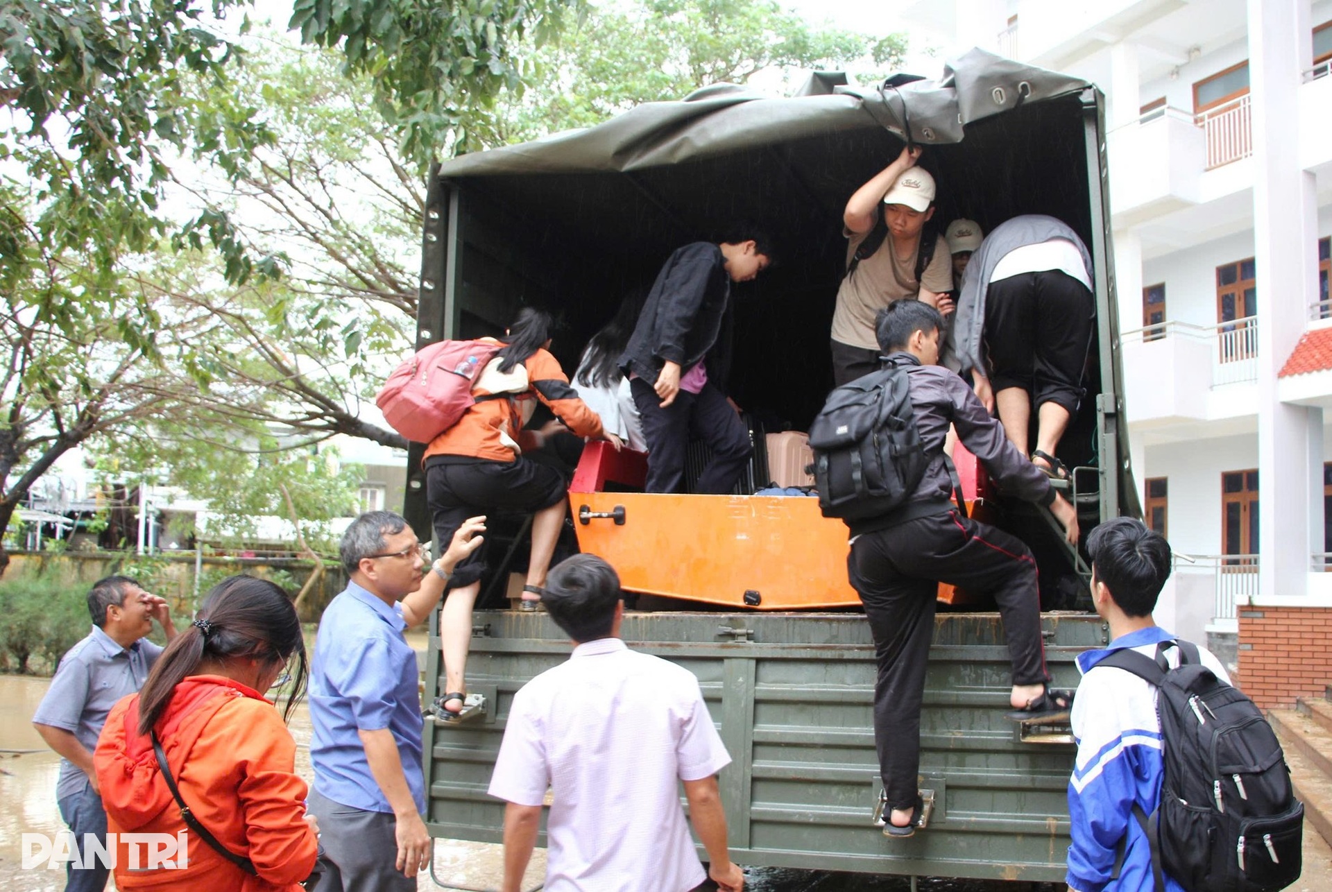 Vợ chồng ôm thùng xốp, bình nước bơi 500m trong lũ dữ để thoát thân - 7