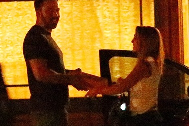 Ben Affleck bị bắt gặp thân thiết với vú em của con