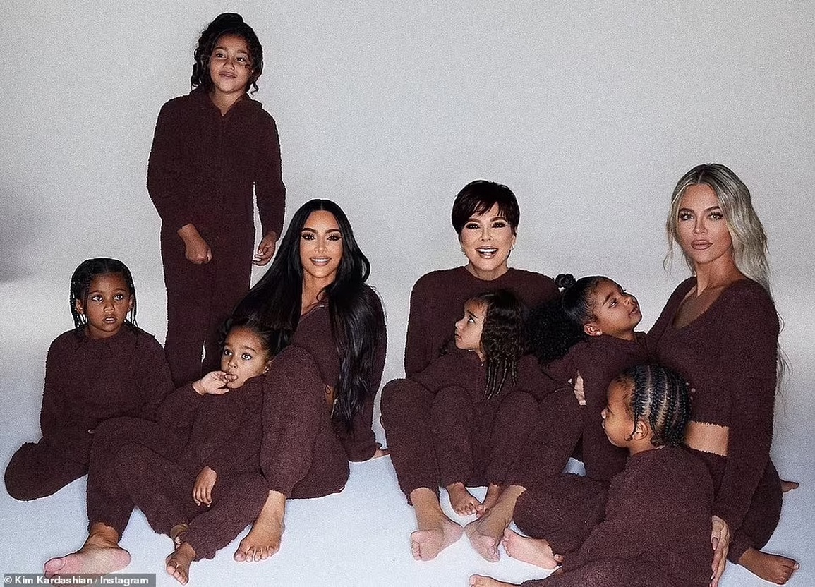 Mẹ Kim Kardashian tặng bánh giáng sinh gần 1500 USD cho con cháu - 2 Mẹ Kim Kardashian tặng bánh giáng sinh gần 1500 USD cho con cháu - 2