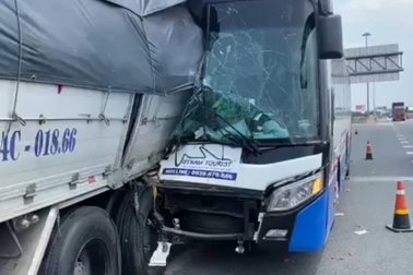 Xe khách dính vào xe tải sau cú tông mạnh, tài xế tử vong
