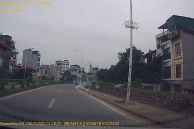 Ô tô suýt đâm vào học sinh và bài học kinh nghiệm về vạch kẻ đi bộ