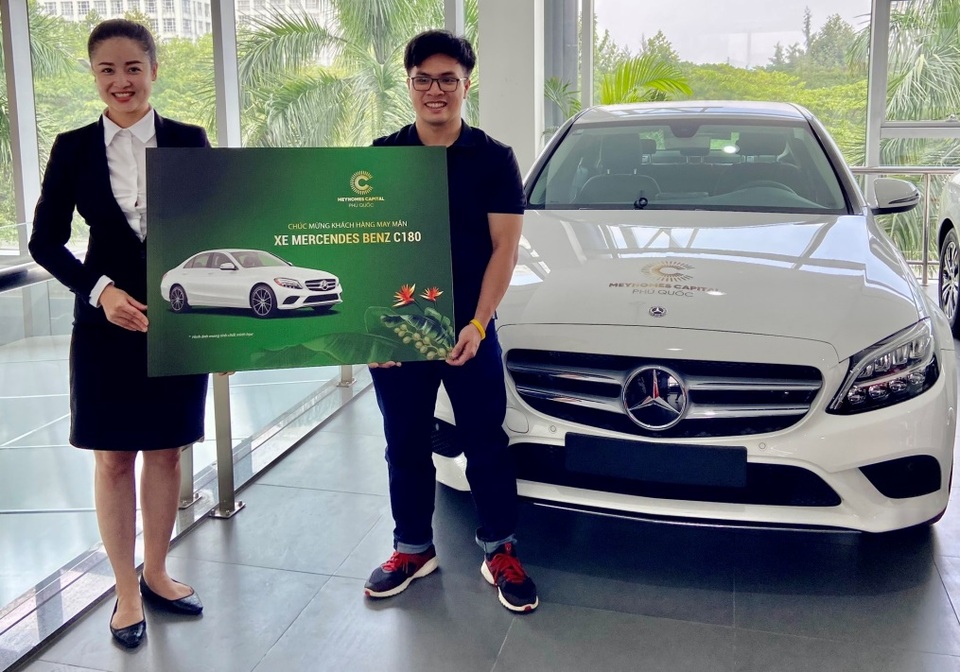 Khách mua Meyhomes Capital Phú Quốc nhận bàn giao xe Mercedes C180 - 1 Khách mua Meyhomes Capital Phú Quốc nhận bàn giao xe Mercedes C180 - 1