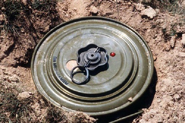 Mìn phát nổ trong vườn nhà, 2 vợ chồng thương vong