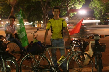 Hiển “đạp xe xuyên Việt” về đích Hà Nội