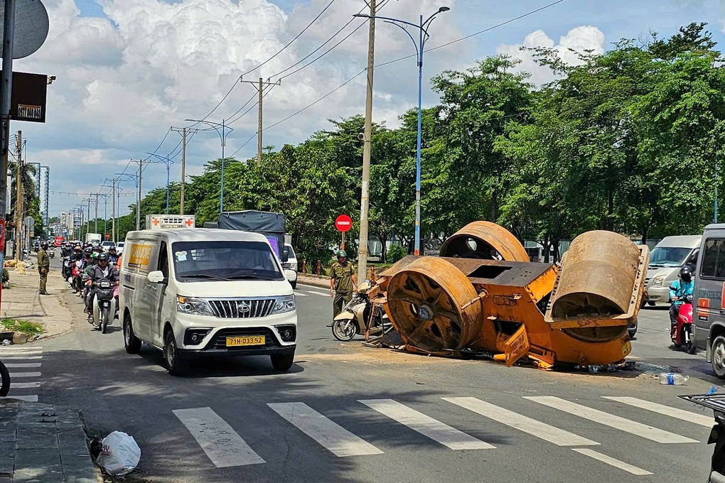 Xe lu lật ngửa giữa đường ở TPHCM, hai người may mắn thoát nạn - 1