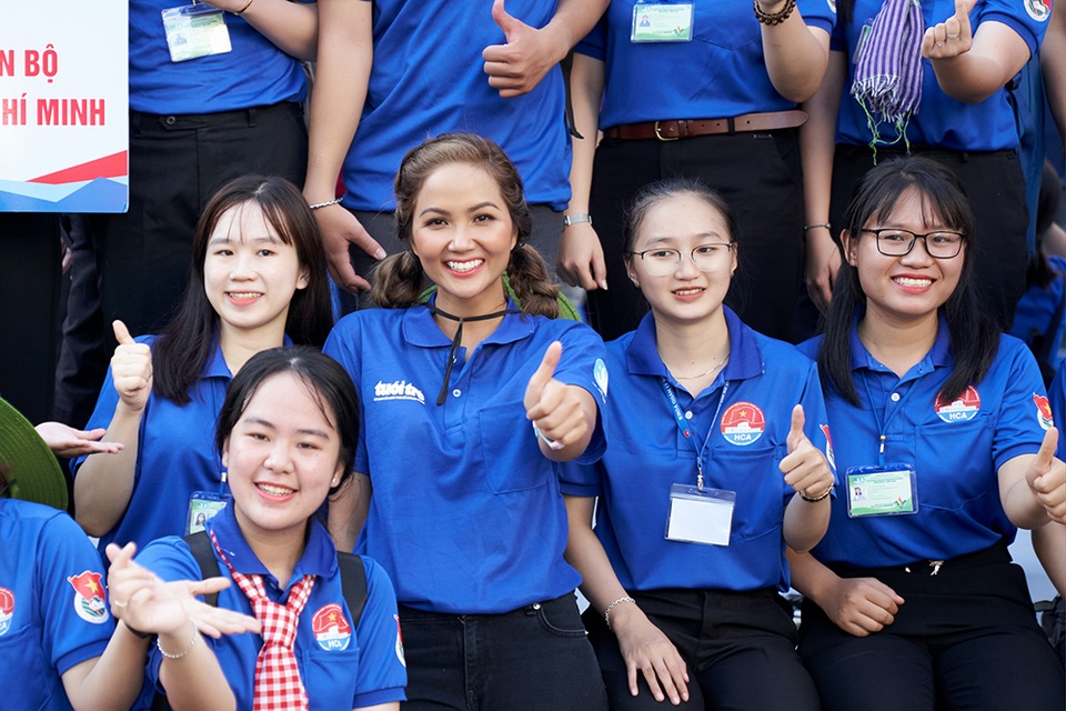 HHen Niê từng khóc khi chia tay sinh viên tình nguyện - 5 HHen Niê từng khóc khi chia tay sinh viên tình nguyện - 5