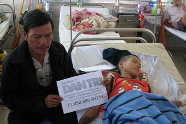 Hơn 11 triệu đồng đến với cháu bé bị mất cả hai tay, dập nát hai chân