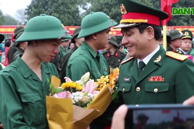 Nụ hôn ngàn yêu thương của người lính trẻ dành cho con gái lúc lên đường