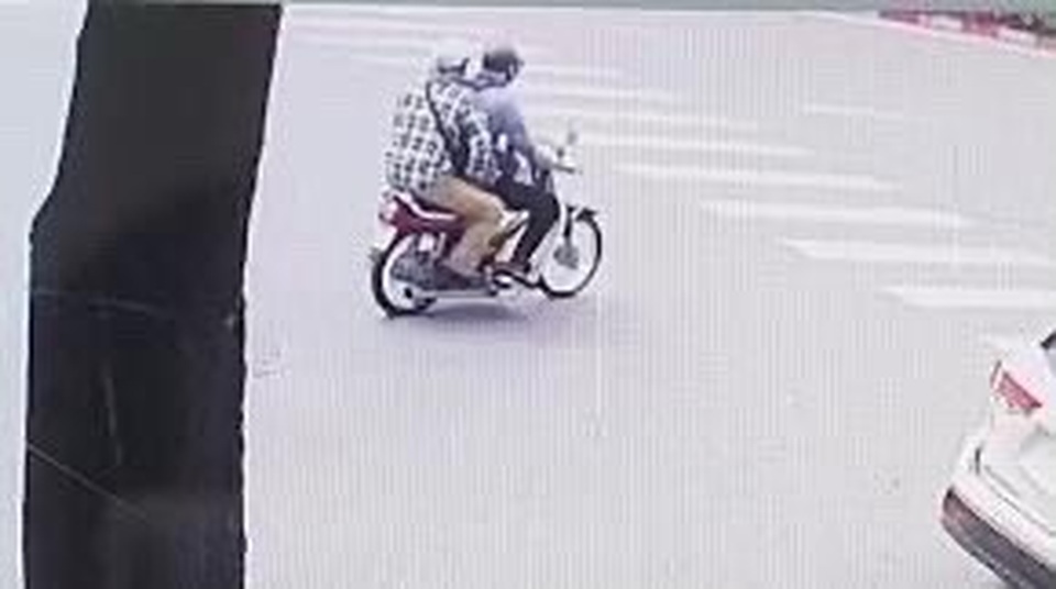 Công bố hình ảnh 2 đối tượng dùng súng cướp ngân hàng BIDV tại Hà Nội - 1 Công bố hình ảnh 2 đối tượng dùng súng cướp ngân hàng BIDV tại Hà Nội - 1