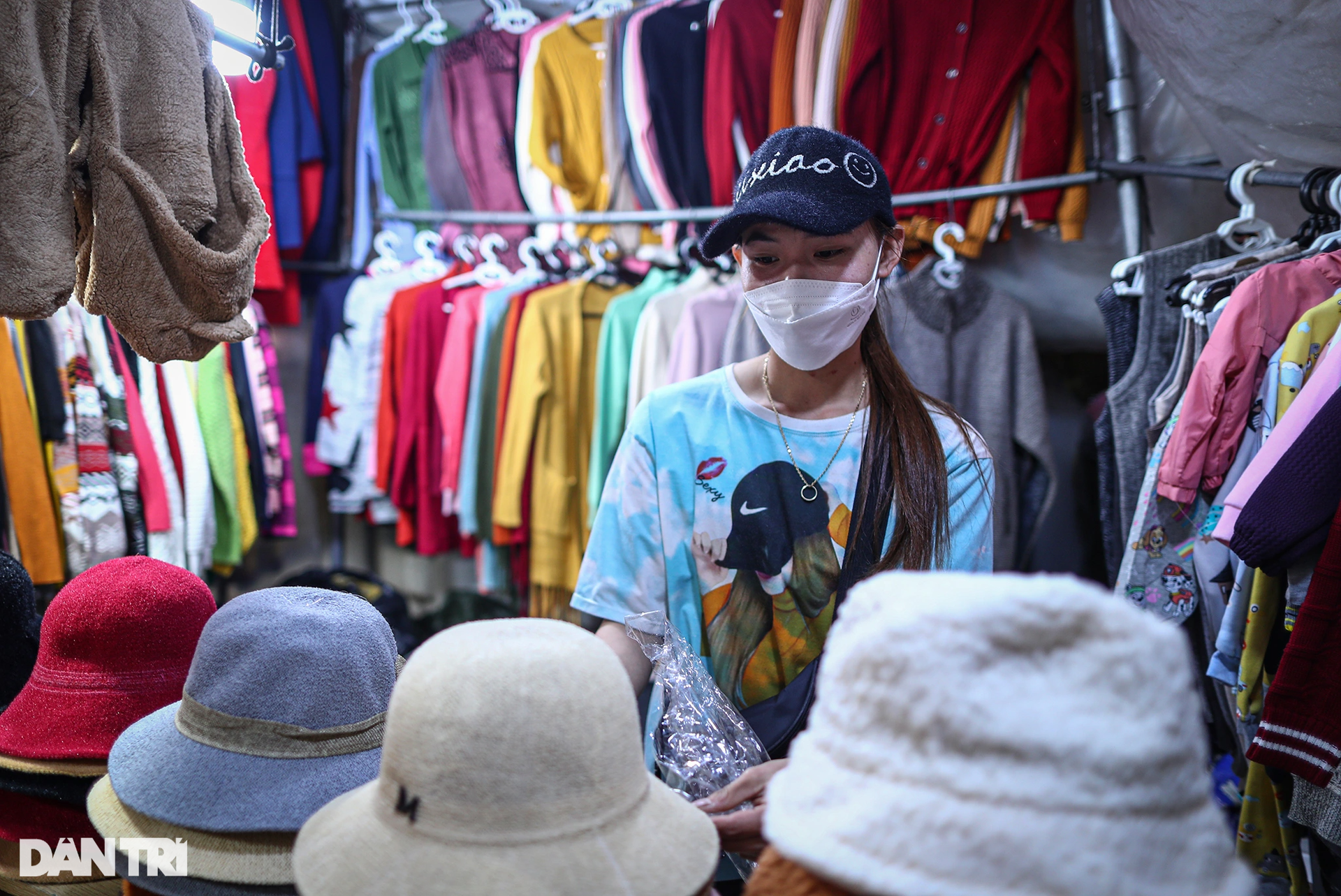 Du khách chen chúc tham quan ở chợ đêm lớn nhất thành phố ngàn hoa - 13 Du khách chen chúc tham quan ở chợ đêm lớn nhất thành phố ngàn hoa - 13