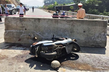 Lao vào khối bê tông chắn ngang đường, thầy giáo nước ngoài nhập viện