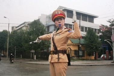 Nữ CSGT Thanh Hóa cũng "xuống đường" trong giá rét