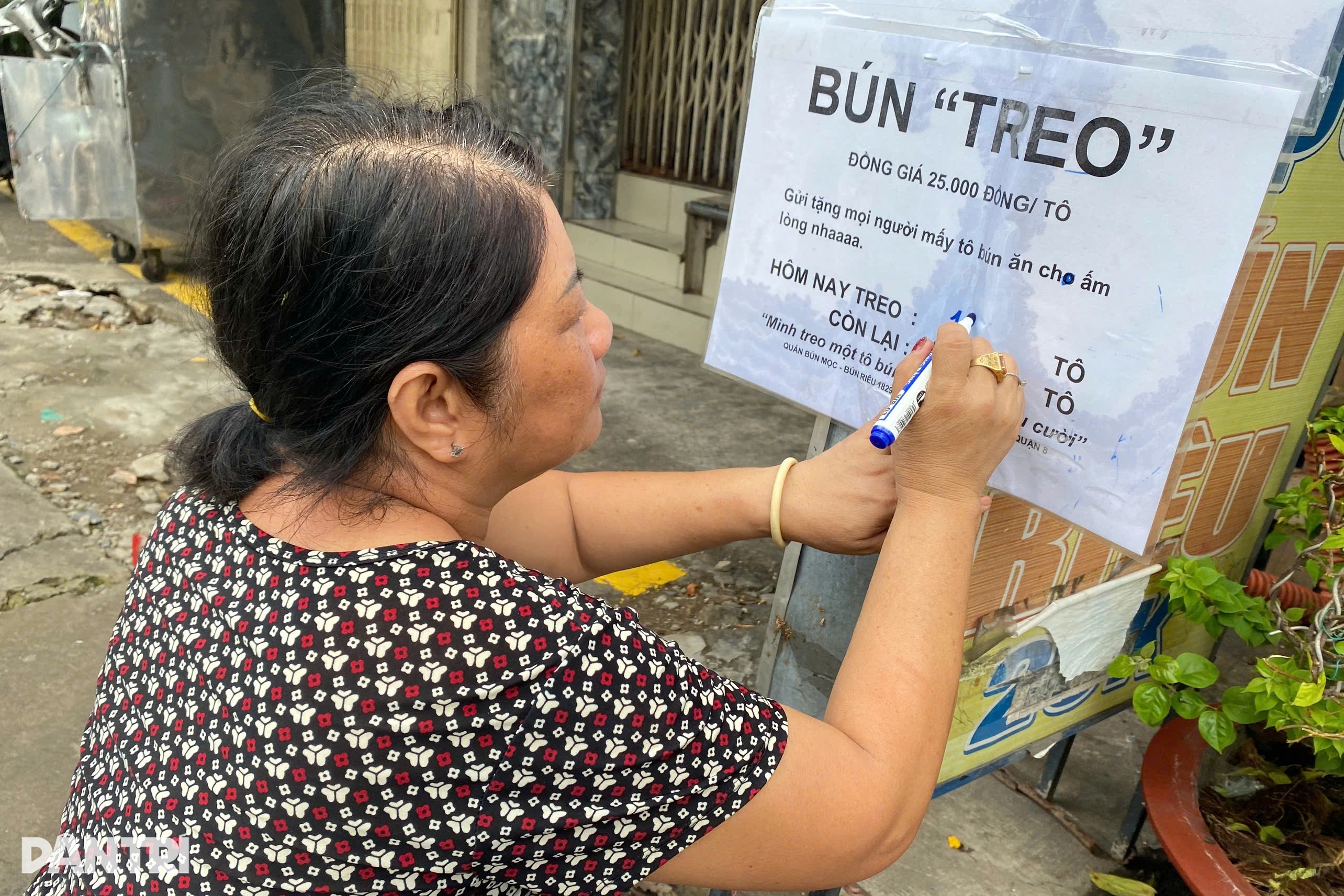 Hanging noodles in Ho Chi Minh City, hanging the love of generous people - 2 Bún treo tại TPHCM, treo tình thương của người hào sảng - 2