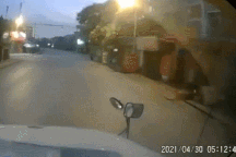 Không giảm tốc độ khi qua ngã tư, cặp đôi suýt mất mạng dưới bánh container